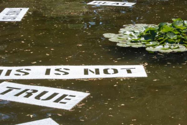 Homa_Emami_Writing_on_Water_2024_Vorgebirgsparkskulptur_01