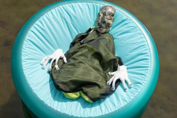 Vorgebirgsparkskulptur_2025_Zandra Harms_Wenn die Geister schweigen_03 Vorgebirgsparkskulptur_2025_Zandra Harms_Wenn die Geister schweigen_03