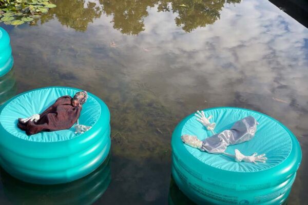 Vorgebirgsparkskulptur_2025_Zandra Harms_Wenn die Geister schweigen_05 Vorgebirgsparkskulptur_2025_Zandra Harms_Wenn die Geister schweigen_05