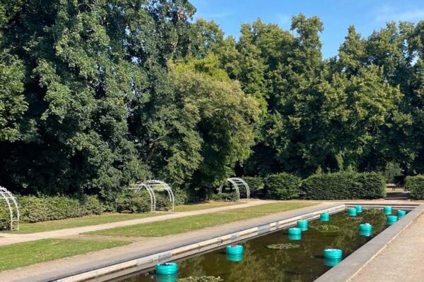 Vorgebirgsparkskulptur_2025_Zandra Harms_Wenn die Geister schweigen_08 Vorgebirgsparkskulptur_2025_Zandra Harms_Wenn die Geister schweigen_08